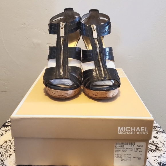 MICHAEL Michael Kors Robertson Patent leather T-strap Sandal 8.5B - Picture 2 of 4